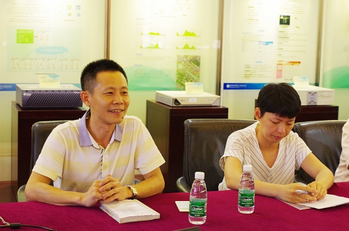华南理工大汛信息网络工程研究中心主任陆以勤教授(左一) 华南理工大汛信息网络工程研究中心主任陆以勤教授(左一)