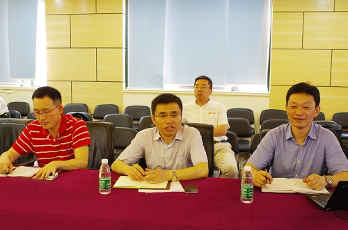 浙江大学信息中主任陈文智教授(左二) 浙江大学信息中主任陈文智教授(左二)
